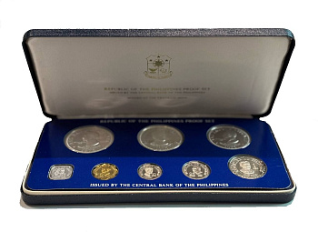 Филиппины набор из 8 монет (1, 5, 10 и 25 сентимо; 1, 5, 25 и 50 писо) 1975 Эмилио Агинальдо, Третья годовщина Нового Общества, в оригинальной упаковке, с сертификатом подлинности KM 205, 206, 207, 208, 209.1, 210.1, 211 и 212 PROOF 4-3-1-20