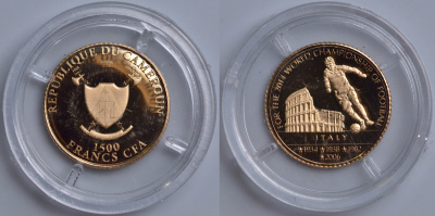 КАМЕРУН 1500 ФРАНКОВ 2014 ЧЕМПИОНАТ МИРА ПО ФУТБОЛУ - 2014, ИТАЛИЯ - ГОДЫ ЧЕМПИОНСТВА, ИГРОК С МЯЧОМ НА ФОНЕ КОЛИЗЕЯ KM NEW золото PROOF 00-000-00