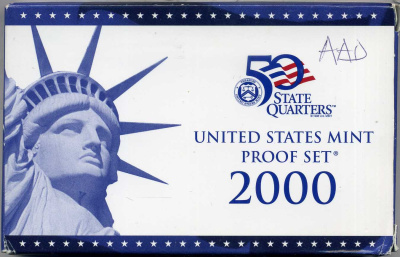 США 2 официальных набора в одном 2000 S, два пруфсета в пластиковых коробках, регулярный чекан и 5 квотеров штаты, в оригинальной коробке с сертификатом PROOF 00-00