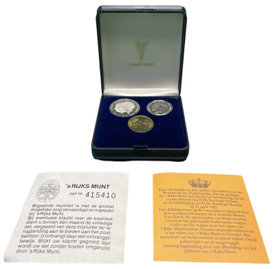 Нидерланды набор из 2 монет 1980 Беатрикс королева Нидерландов, коробка, сертификат, жетон монетного двора    UNC  1-6-2-33
