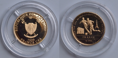 КАМЕРУН 1500 ФРАНКОВ 2014 ЧЕМПИОНАТ МИРА ПО ФУТБОЛУ - 2014, ФРАНЦИЯ - ГОДЫ ЧЕМПИОНСТВА, БОРЬБА ЗА МЯЧ, НА ФОНЕ ТРИУМФАЛЬНОЙ АРКИ И ЭЙФЕЛЕВОЙ БАШНИ KM NEW золото PROOF 00-000-00