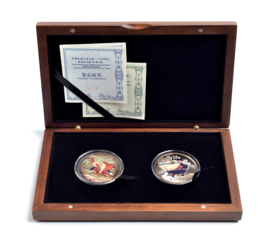 Китай набор из 2 монет по 10 юаней 2009 китайские легенды, цветная эмаль, коробка, сертификат, серебро PROOF 00-000-00
