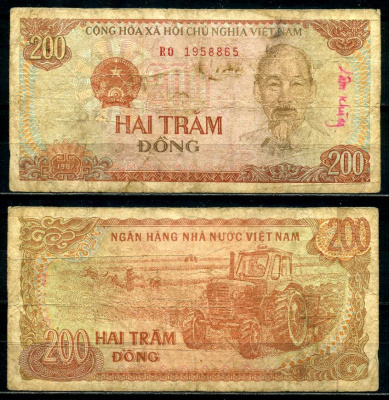Вьетнам 200 донгов 1987 Хо Ши Мин, трактор, serial # prefix letters with serifs Pick 100с бумага 6285-39-1-1