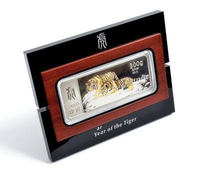 Либерия 100 долларов 2010 год тигра, эмаль, 300 грамм, в оригинальной коробке, сертификат KM NEW серебро PROOF 1-4-6-11