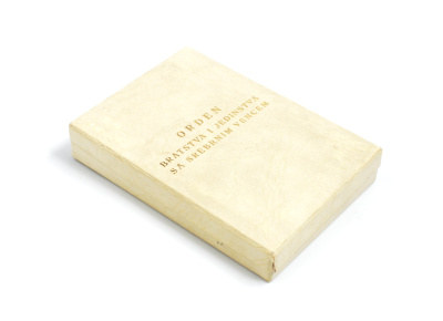 Югославия орден братства и единства с серебряным венком ок. 1975 в коробке с удостоверением и планкой, трехзначный номер, вертикальная булавка  серебро    1-4-6-17