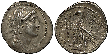 ГОСУДАРСТВО СЕЛЕВКИДОВ ТЕТРАДРАХМА 136-135 гг. до н.э. АНТИОХ VII ЭВЕРГЕТ, ГОЛОВА ЦАРЯ В ДИАДЕМЕ / СЕЛЕВКИДСКИЙ ОРЕЛ С ПАЛЬМОВОЙ ВЕТВЬЮ ПОД КРЫЛОМ, СЛЕВА ПАЛИЦА, ГРЕЧЕСКАЯ ЛЕГЕНДА "ЦАРЯ АНТИОХА" , 177-Й ГОД СЕЛЕВКИДСКОЙ ЭРЫ, ГОРОД ТИР, 13,87 гр, EXTREMELY