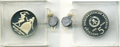 ГДР 5 МАРОК 1985 A, 225 ЛЕТ СМЕРТИ КАРОЛИНЫ НЕУБЕР, ТИРАЖ 4000 ЭКЗ., В ОРИГИНАЛЬНОЙ ПЛАСТИКОВОЙ УПАКОВКЕ, С ПЛОМБОЙ KM 104 медно-никель PROOF 5-3-62-16