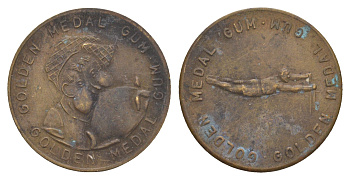 Великобритания золотая медаль Gum - гимнастика ND Эти жетоны с изображениями спортивных событий выпускаются с маленьким (6 мм) или большим (10 мм) пузырём жевательной резинки. Они были произведены в США и были доступны во всех странах, где продавалась жев