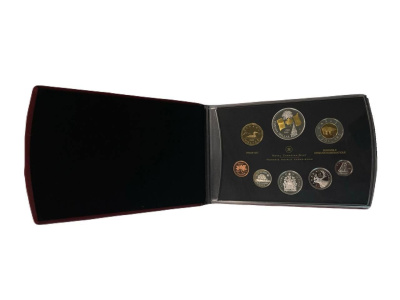 Канада набор из 8 монет (1, 5, 10, 25 и 50 центов; 1 и 2 доллара) 2005 40 лет флагу Канады, в оригинальной упаковке, с сертификатом подлинности KM 490, 491, 492, 493, 494, 495, 496 и 549a PROOF 7-3-1-15