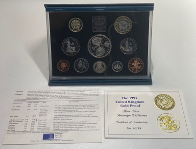 Великобритания набор из 10 монет и 1 жетона 1997 1, 2, 5, 10, 20 и 50 пенсов ; 1, 2 и 5 фунтов, в оригинальной коробке, с сертификатом подлинности KM 935a, 936a, 937b, 938b, 939, 940.1, 940.2, 975, 976, 977 сталь плакированная медью, медно-никель, 7-5-5-0