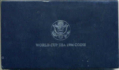 США набор из 2 монет 1994 S, чемпионат мира по футболу в США, 1 доллар и 50 центов, в оригинальной коробке, сертификат KM 246, 247 серебро, медь плакированная медно-никелем PROOF 00-00