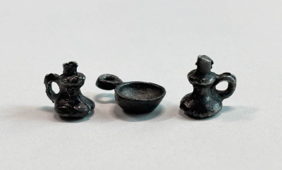 Бельгия набор из 3 декоративно-игровых украшений в виде посуды XIX век "сковородка" - вес 1,81 гр, размер 18,5x4 мм, "чайники" - вес 2,5 гр, размер 13x11 мм олово KOM1-11-14