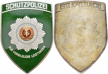 ГДР НАГРАДНАЯ ПЛАКЕТКА ND СЛУЖБА ОХРАНЫ ПОРЯДКА, SCHUTZPOLIZEI, ЗА ОБРАЗЦОВУЮ СЛУЖБУ В ПОЛИЦИИ, ЦВЕТНАЯ ЭМАЛЬ, ГЕРБ ГДР, В ОРИГИНАЛЬНОЙ КОРОБКЕ, ВЕС белый металл 00-00