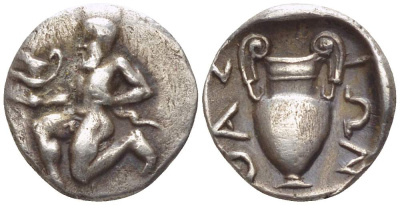Фракия, остров Фасос тригемиобол 412-404 гг. до н.э. сатир, стоящий на одном колене, держит килик / ?A???N, амфора, вес 0,83 г Le Rider, Thasiennes 27 серебро 00-821-43