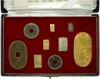 Япония подарочный набор из 9 монет 1668-1860 1 мон 1668, 4 мон 1768, 100 мон 1835, 1 рой 1837, 1 бу кин 1837, 1 шу гин 1854, 2 бу кин 1856, 1 шу гин 1854, 2 шу кин 1860 золото, серебро, бронза 00-704-04