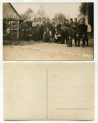 ШВЕЙЦАРИЯ ОТКРЫТКА ND I-АЯ МИРОВАЯ ВОЙНА, ГРУППОВОЕ ФОТО СОЛДАТ В ДЕРЕВНЕ бумага 153-25-11
