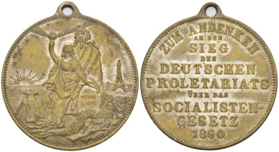 ГЕРМАНИЯ МЕДАЛЬ 1890 В ПАМЯТЬ О ПОБЕДЕ НЕМЕЦКОГО ПРОЛЕТАРИАТА НАД ЗАКОНОМ ПРОТИВ СОЦИАЛИСТОВ (SOCIALISM-GESETZ), С УШКОМ ДЛЯ НОШЕНИЯ, ДИАМЕТР 30 ММ., СЕРЕБРЕНИЕ жёлтый металл 4527-714