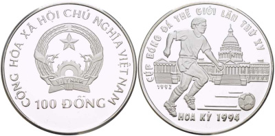 ВЬЕТНАМ 100 ДОНГОВ 1992 ЧЕМПИОНАТ МИРА ПО ФУТБОЛУ В США 1994 ГОДА, ИГРОК НА ФОНЕ КАПИТОЛИЯ KM 70 серебро PROOF 1074-9-64