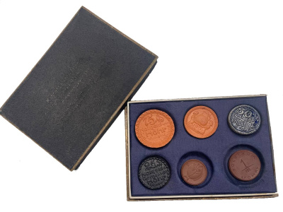 Германия набор из 6 нотгельдов (25, 50 и 75 пфеннигов; 1 марка) 1921 в оригинальной упаковке Канненбекер и Мейсена, Хёр и Бохум Scheuch 530aIII, Scheuch 530aII, Scheuch 531aII, Scheuch 530nII фарфор 8-2-02-47