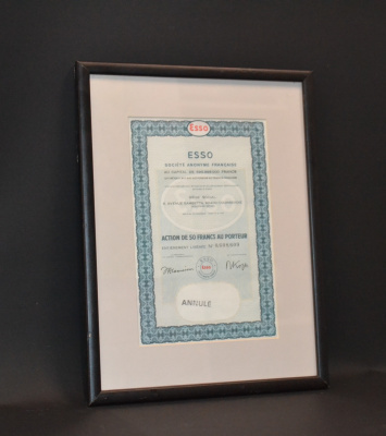 Франция, Esso Societe Anonyme Francaise SA акция в 50 франков в рамке со стеклом бумага 57-1-12
