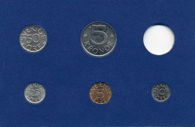 Швеция 5, 10, 25, 50 эре и 5 крон 1976 Карл XVI Густав (1973- ) в картоне набора монетного двора UNC 7-5-7-272