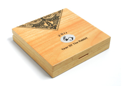 Острова Кука 10 долларов 2011 год Кролика, цветная эмаль, в оригинальной деревянной коробке,с сертификатом, вес 100 гр. Тир. 5000 зкз. KM NEW серебро PROOF 4-3-3-21