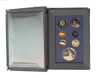 США годовой набор из 7 монет (1, 5, 10 (дайм), 25 (1/4 доллара, квотер) и 50 центов (1/2 доллара); 1 доллар) 1986 100 лет Статуе Свободы, в оригинальной коробке, с сертификатом KM 201b, A192, 195a, 164a, A202b, 212 и 214 PROOF 3-4-10-103