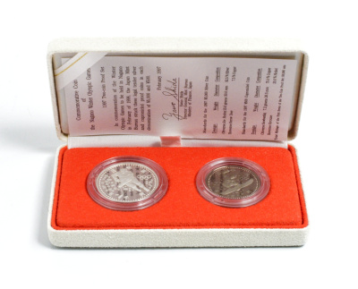 Япония набор из 2 монет 1997 500 йен сноубордист KM 114 и 5000 йен хоккеист KM 115, Олимпийские игры в Нагано 1998 года, в оригинальной коробке, с сертификатом KM PS16 медно-никель, серебро PROOF 4-3-2-14